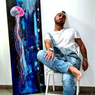 peinture abstraite représentant une méduse lumineuse sur fond bleu, intitulée Jelly Flow.