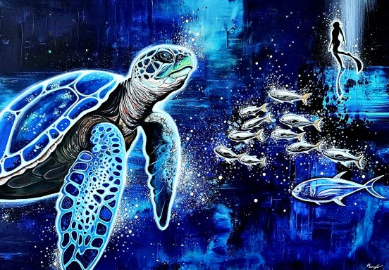 peinture représentant une tortue migratrice sur fond bleu avec des petits poissons intitulée Tobago.