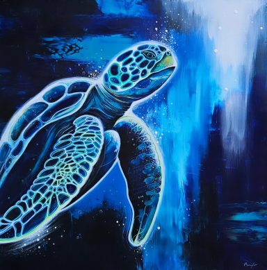peinture représentant une tortue marine lumineuse sur fond bleu, intitulée Carla.