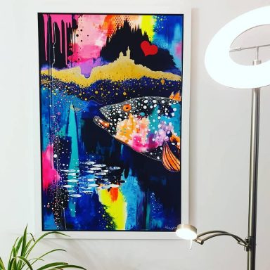 peinture abstraite représentant la skyline de Marseille avec un fond coloré ainsi qu'un mérou en premier plan.